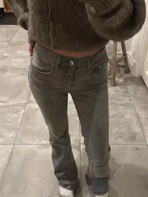 Gina tricot jeans - Snygga bootcut jeans från Gina!! Säljer då dom är lite för stora, är 162 cm och dom passar mig bra i längden💖