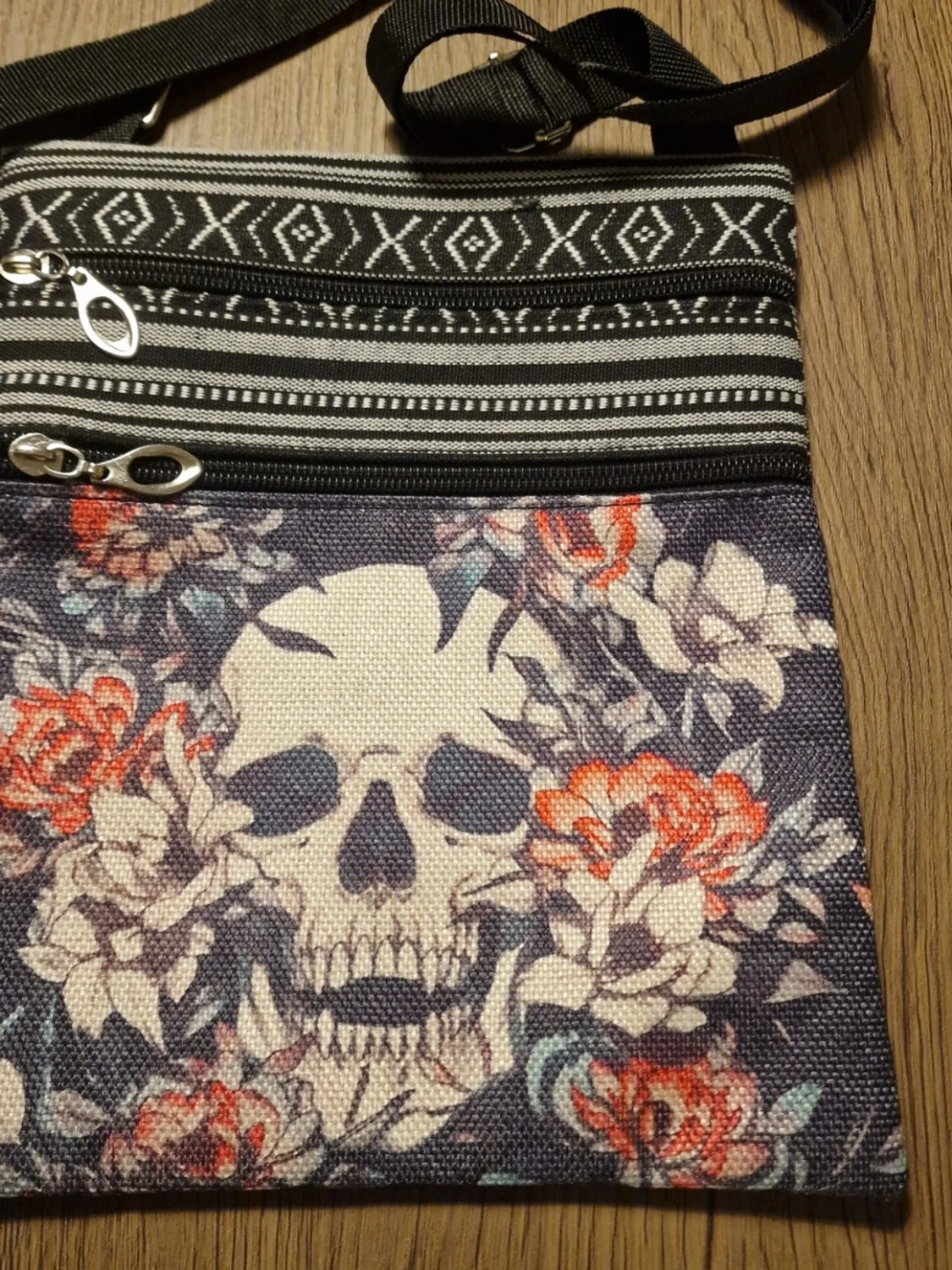 Axelväska med döskalle och blommor