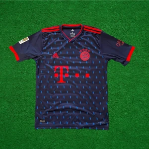 FC Bayern München Tröja, Mörkblå, Storlek XL - Helt ny, högkvalitativ replika. Pris: 349kr. EU | XL Leverans: Skickas inom 24 timmar. Notera: Begränsat antal- först till kvarn 