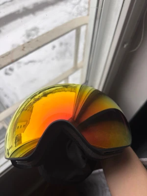 Skidglasögon McKinley Ten-Nine Revo – SPEC 2 (nyskick) - Säljer ett par skidglasögon från McKinley, modell Ten-Nine Revo med SPEC 2-lins.  Använda endast 1 gång I nyskick, inga repor på glaset  Originalkartong + glasögonpåse ingår  Köpta på Intersport för 699 kr  SPEC 2-linsen passar perfekt vid soligt till lätt molnigt väder.  Säljes då de inte kommer till användning.  Skickas snabbt.