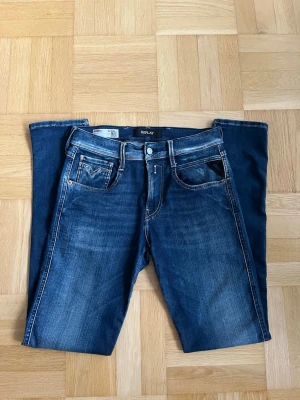 Replay Anbass Hyperflex - Riktigt stiliga replay jeans i modellen Anbass och storlek W29/L32. De är helt nya och har inga defekter överhuvudtaget, passar till allt! Vid frågor eller funderingar är det bara att höra av sig! 😁