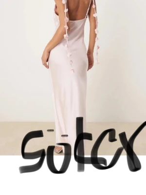 SÖKER! Ljusrosa långklänning i satin - SÖKER! denna klänning i rosa eller grön från Gina tricot i storlek 32 eller 34