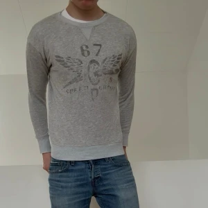 Ralph Lauren vintage sweatshirt  - Säljer en sjukt nice vintage polo sweatshirt i färgen grå. Sjukt nice nu till våren och är i strl M men sitter som en S. Tröjan är även i bra skick och hör gärna av er vid frågor elr funderingar’