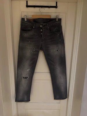 Dondup George jeans - Tja, säljer nu dessa tvärfeta dondup jeans i modellen George! Nypris cirka 4000kr (jeansen har original slitningar som är väldigt eftertraktat och populärt) jeansen är lite uppsydda så DM mig för mått. Annars i mycket fint skick. Tveka inte att höra av er vid fler frågor och funderingar!🙌