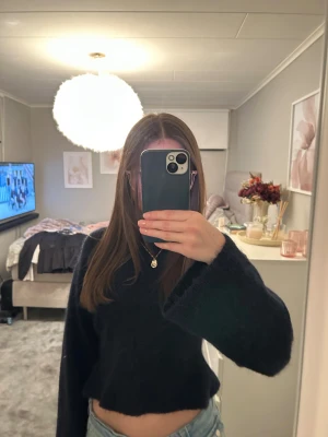 Marinblå stickad tröja - Stickad tröja från ginatricot i storlek XXS. Aldrig använd. köpte tröjan för 300kr💕