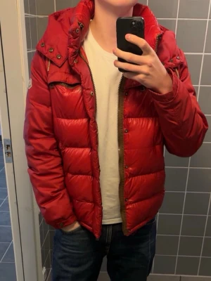 MONCLER JACKA  - Säljer nu en riktigt najs Vintage Moncler jacka 100 procent äkta, dragkedjan har tjorvat till sig men finns knapppar också för att stånga jackan dragkedjan går säkert att fixa enkelt, Passar M/S