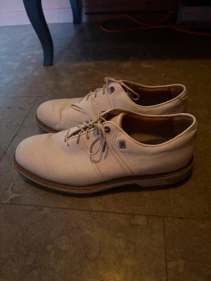 Footjoy premiere series golfskor - Säljer ett par footjoy premiere series golfskor I storlek 42,5 finns att hämta. Med vänlig hälsning, Viktor 