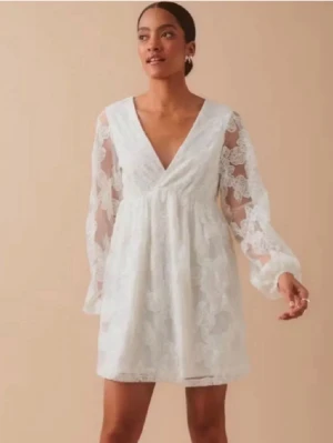 Vit klänning student - Säljer en vit kortklänning med v-ringad front och rygg, samt knytband i nacken. Helt oanvänd och passar perfekt till studenten! Den är från ginatricot