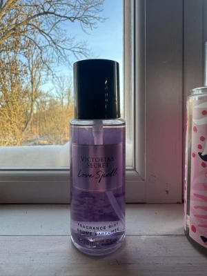 Victoria's Secret Love Spell mist - Säljer en bodymist från Victoria Secret!! Knappt använd 