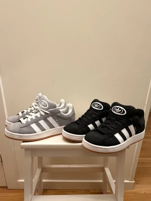 Adidas Campus 00s Grey - Säljer båda mina adidas campus då de inte kom till användning. Svarta aldrig använda och de grå användes 1 gång. Pris 1699kr för båda. Om du undrar något så skriv privat. 