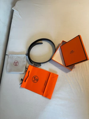 Bälte  - Snyggt svart skärp från Hermer med det ikoniska H-spännet i metall. Skärpet är gjort i exklusivt skinn och har en stilren, klassisk design som passar till det mesta. Kommer med originalbox, dustbag och påse.