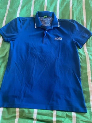 HUGO BOSS piké L - Blå Hugo Boss Piké i strl L. 