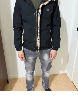 burberry vindjacka - Tja, ja säljer min burberry vindjacka. jackan sitter perfekt och är väldigt snygg och stilren. funkar perfekt nu till våren, sommaren och hösten. 