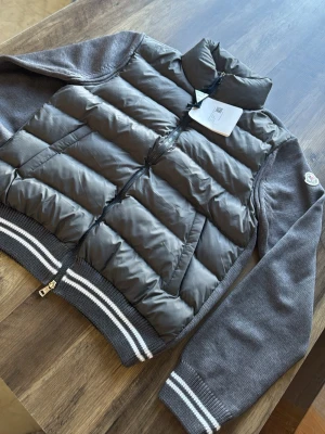 Moncler jackan  - Fet men psssr inte storleken, nummer 2 