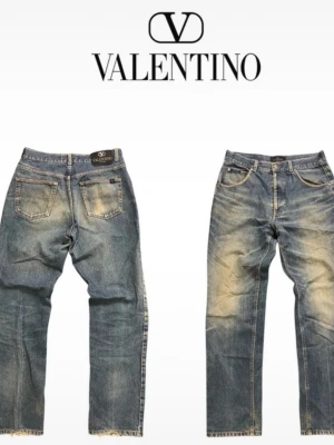 Valentino jeans w34 - Säljer dessa blå jeans från Valentino fett tvätt* Superfräscha och passar väldigt många outfit Inga fläckar inga hål inga allt är kanonde Nypris ca 3500kr! Supersnabb frakt Vid intresse eller fundering-skriv direkt Rekommenderar att skapa en bundle med fler plagg som passar från min profil för till 20% off Samt gör frakten mycket mer värd! Köp utan bud! får extra gåvor med i packetet! #jeans #valentino #storlekM #streetwear #fashion #grish #mode #ootd #vinted#trend #clothin