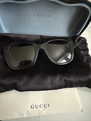 Gucci solglasögon gg0163 001 - Gucci solglasögon i modellen Gg 0163 001. Fint skick. 