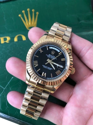 Herr klocka  - Helt ny och oanvänd klocka med automatisk rörelse. Klockan har korrekt vikt och är tillverkad i samma högkvalitativa stål. Tveka inte att höra av er vid frågor eller om ni önskar fler bilder. Endast klockan ingår i priset. Om ni är intresserade av box eller box tillsammans med certifikat, vänligen kontakta mig så kan vi diskutera ett pris.