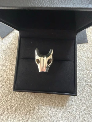 Maria Nilsdotter ring - Bravery ring, allt medkommer, storlek 18, kan mötas upp i Stockholm.