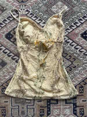 Ljusgul spetslinnetopp med rosett - Jätte sött ljusgul linne med fina spets detaljer! Står ingen storlek men skulle gissa xs, skriv om frågor!❤️