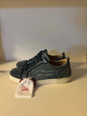Christian Louboutin Washed Blue | 42 - Säljer dessa otroligt sällsynta loubs i färgen ”washed blue” | Skicket är mycket bra | Äkta , påse till snören medföljer, utan snören.
