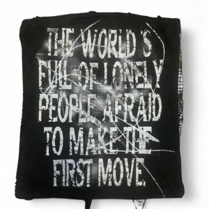 Svart tubtopp med text och knyt - Cool svart tubtopp med vit text framtill: 'The world's full of lonely people afraid to make the first move.' Baksidan har ett metallicmönster i silver och svart samt en snygg knyt-detalj. Perfekt för dig som vill sticka ut.