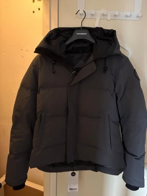 Canada goose macmillan black label ny - Black label storlek L med tags passar dig mellan 187-195 cm fraktar samma dag för frågor eller fler bilder skicka dm