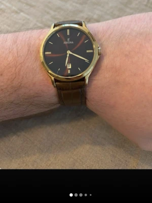 Festina F16747 40mm Herrklocka -  Säljer en snygg stilren herrklocka från schweiziska Festina i nära nyskick. Vacker unik färgkombination. Finns enstaka repor som inte syns. Färgstrimmor är ljusreflektion. Klockan fungerar bra, originalarmband i äkta läder, datumvisare, vattentät osv. Behöver bara nytt batteri.  Nypris: 1300 SEK Mitt pris: 489 SEK  Skickas alltid spårbart och snabbt (ofta samma dag). Hör av dig vid frågor och se gärna mina andra annonser också!   Upptäck Festina F16747-1 herrklock