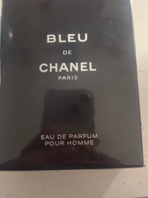 Bleu de Chanel Eau de Parfum - Bleu de Chanel Eau de Parfum Pour Homme är en lyxig herrparfym från Chanel. Flaskan är mörkblå med elegant vit text och den klassiska Chanel logon  -Helt ny och oöppnad kvar i förpackningen köpt från sephora kvitto finns priset går att diskuteras 