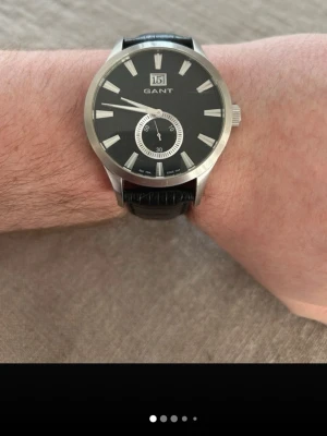 Gant Millers 45mm Herrklocka  - Säljer en snygg stilren herrklocka från Gant i nära nyskick. Tunna repor finns som ej stör. Japanskt urverk som fungerar bra, originalarmband i äkta läder, datumvisare, vattentät osv. Behöver bara nytt batteri. Modell: W10572.  Nypris: 2000 SEK Mitt pris: 589 SEK  Skickas alltid snabbt och spårbart (ofta samma dag). Hör av dig vid frågor och se gärna mina andra annonser också!   Mark Gant Name Millers Park Model W10572 Article Clock Gender Man Style Classic Guarantee 3-Year Warranty FEATURES Mov