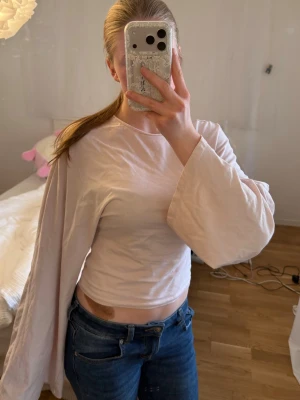 figursydd tröja med vida ärmar - Skön tröja men ändå fin och passar till många tillfällen 