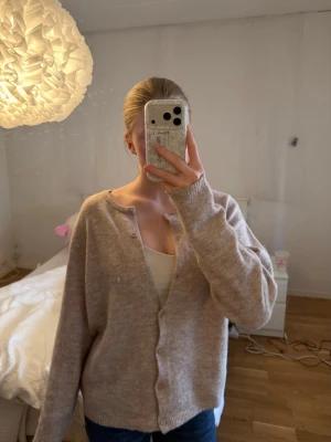 Stickad kofta - Beige stickad tröja med knappar