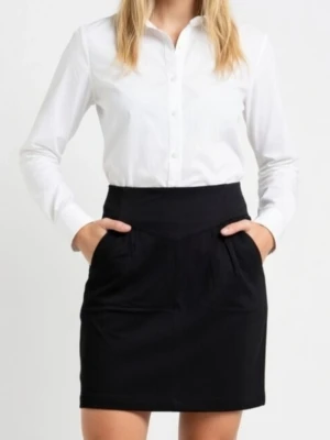 NY & OANVÄND Svart snäv kjol med fickor. Storlek: 34/XS-SMALL. Helt felfri. - Helt NY och oanvänd svart snäv kjol med 2 fickor framtill samt bred resår i sidorna. Stängs med dragkedja baktill. Storlek: 34/XS-SMALL. Material: Bomull. Felfri. Etiketter/tags sitter kvar.  Lite veckad pga legat vikt men blir fin efter lätt stryknig.