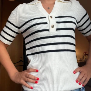 Gullig Massimo dutti topp - Supersöt randig Massimo dutti topp med guldiga knappar! Pris kan diskuteras!🤗❤️