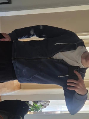 Blå hoodie med dragkedja från Acne studios - Snygg blå hoodie från Acne studios i storlek M.          PRISET KAN DISKUTERAS,                   ❗️❗️spegeln på en av bilderna var lite smutsig❗️❗️