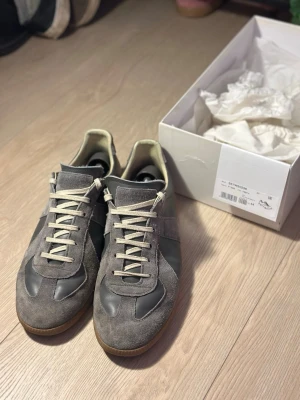 Maison margiela gats  - Hej! Nu finns dessa najs Maison margiela gatsen till salu i denna fina grå blåa färgen. Dem är i bra skick utan några skador och storlek 44. OBS dem är INTE äkta, men ändå i topp kvalitet:) 