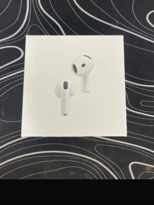 Apple AirPods 4 trådlösa hörlurar - Säljer ett par vita Apple AirPods 3 med laddningsetui. Hörlurarna är trådlösa och har en stilren. Perfekta för musik, samtal och träning. Kommer i originalförpackning.