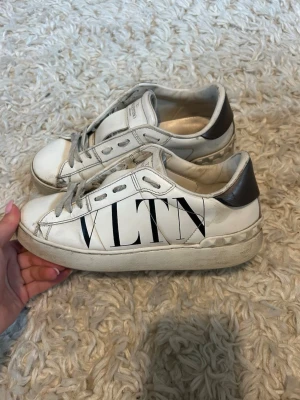 Valentino skor - Säljer mina valentino skor, väl använda och några defekter därav priset. 💕kvitto finns💕