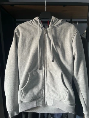 Burberry hoodie - Säljer en grå burberry zip hoodie i mycket fint skick, använts ett fåtal gånger. Dragkedjan fungerar bra men kan kännas lite trög. Vid frågor eller fler bilder är det bara att skriva. Pris kan diskuteras!