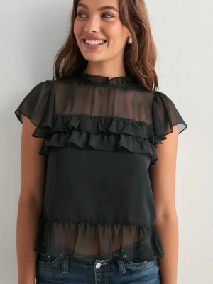 Svart blus  - Snygg svart blus i med volangdetaljer framtill och vid ärmslut. Perfekt att styla med jeans eller kjol för en trendig look.💓💓💓NELLY 