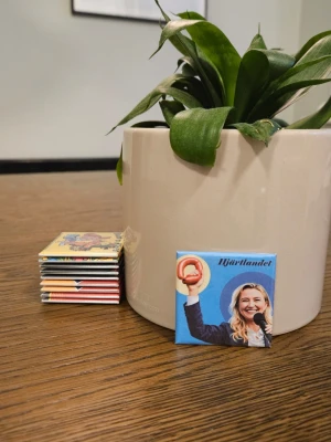 Kylskåpsmagnet Ebba  - Dimensioner är 50x50mm. Alla magneter är designade och handgjorda av mig. Jag använder en blandning av nytt och begagnat material. Mitt mål är att skicka beställningar inom 24 timmar. Följ mig på Insta: magnet.man  /Magnet man