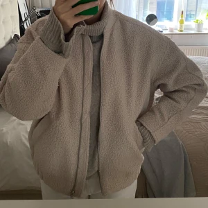 Teddyjacka  - Säljer min nästan precis oanvända beiga teddyjacka från HM. Otroligt bra skick, skön passform och den har också fickor vilket är väldigt skönt. Perfekt nu till våren! Storlek S.