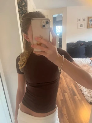 Brun tight kortärmad topp - Söt topp från bik bok💓