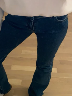 Mörkblå bootcut jeans - Säljer ett par mörkblå bootcut jeans med klassisk femficksdesign och dubbla knappar i midjan. Pris kan diskuteras💞💞💞