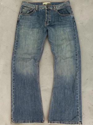 Vintage blue bootcut jeans 👖🌀 clean fade Y2K 💫 - Clean vintage denim with a subtle natural fade – classic bootcut fit 💙  Perfect Y2K vibe with a slight flare at the leg opening. Easy to style with sneakers or boots.  Size: W36 L32  🧵 Classic blue wash ✨ Soft natural fading 👖 Bootcut fit (slight flare) 💙 Clean, timeless vintage look  ⚠️The trousers may have holes, stains, abrasions, an unpleasant odor, and may also be missing buttons and have damaged zippers. I always include photos of such defects in the advert, please look carefully at the pic