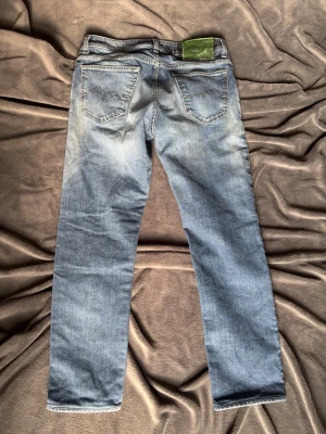 Jacob cohen jeans - Bredd 42 cm tvärs över midjan och total längd är 90