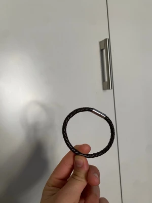 Flätat armband - Brunt flätat armand finns inte så mcyket att säga 
