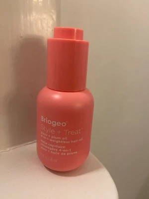 Briogeo Style + Treat hårolja - Briogeo Style + Treat yuzu + plum oil 4-i-1 viktlös hårolja i en snygg rosa plastflaska. Innehåller 45 ml och är perfekt för att ge håret glans och näring utan att tynga ner. Praktisk pumpflaska som är enkel att använda.    Har användts men väldigt sparsamt då den nästan är full. Se dom 3 sista bilderna! 