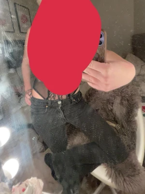 Svarta bootcut jeans  - Säljer ett par svarta bootcut jeans med låg midja och klassisk femficksmodell. Jeansen har en snygg passform som framhäver benen och är perfekta för en trendig och avslappnad look. Materialet känns mjukt och följsamt.