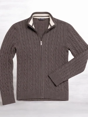 Kofta - Passar L. Säljer en brun kabelstickad kofta med dragkedja och ståkrage. Koftan har ribbade muddar och en kontrastfärgad insida på kragen. Perfekt för kalla dagar och riktigt snygg till jeans eller chinos.