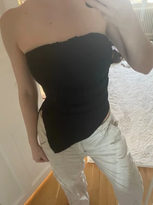 Tube topp med slits & dragkedja - Festlig tube topp med slite och dragkedja i sidan! Nyskick 🩷